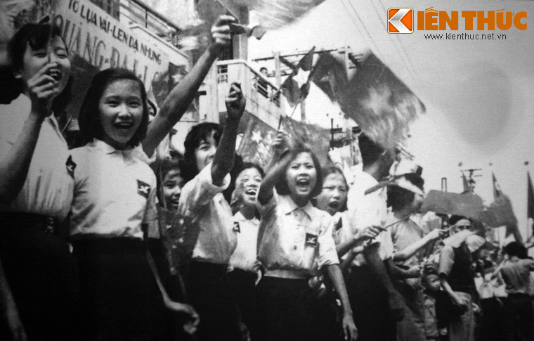  Học sinh Hoa Kiều trên phố Hàng Đào. 