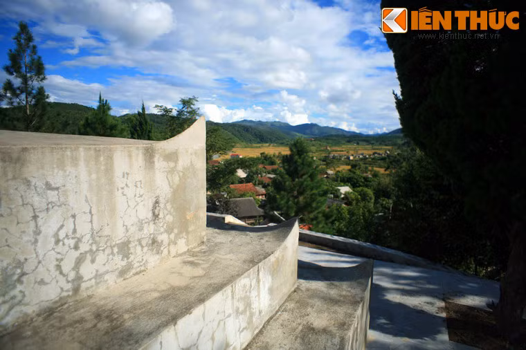 Dù vậy, ngọn tháp vẫn là một điểm tham quan hấp dẫn với du khách phương xa. Từ trên tháp có thề nhìn toàn cảnh bản Mường Và cùng những dãy núi trùng điệp, các thửa ruộng trải rộng đến chân trời.