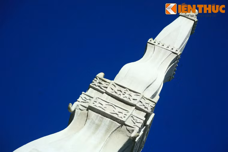 Tương truyền, đỉnh tháp từng là nơi đặt một chiếc lọ đựng nước thơm của nàng Ăm (con gái của lý trường Mường Và) - giúp trừ tà ma và bảo vệ chung cho cả dân tộc Lào. Lọ nước này không còn sau khi bị xảy ra trận động đất năm 1938.