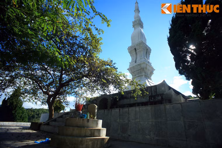 Do những lời đồn đại về sự linh thiêng cùng nhiều câu chuyện rùng rợn lien quan đến tháp Mường Và được thế hệ trước kể lại mà người dân trong vùng rất hạn chế ghé thăm tháp, trừ những dịp đặc biệt.