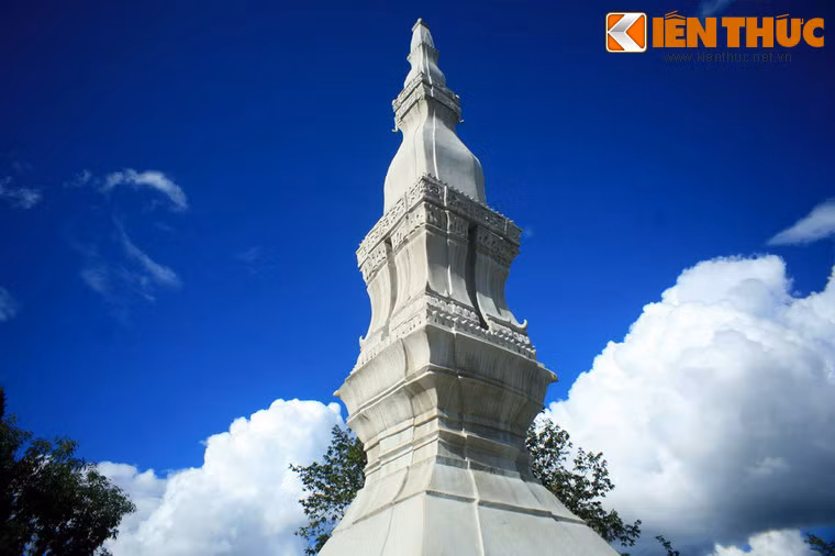 Trước kia, ngọn tháp do các nhà sư người Lào cai quản và dân bản chỉ lên khi đượccho phép. Sau đó, do biến động của lịch sử mà các nhà sư đã rời khỏi đây và ngọn tháp trở nên hoang phế.