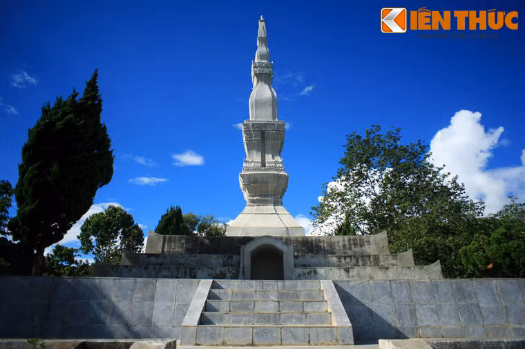 Về tổng thể, tháp Mường Và được xây bằng gạch vồ, đặc toàn bộ. Tháp có hình trụ vuông, dạng bút tháp, được chia thành 5 tầng.