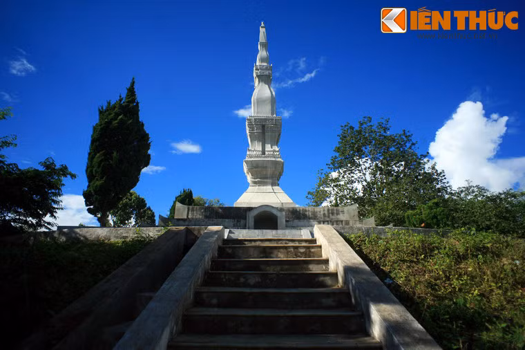 Niên đại của tháp chưa được xác định rõ ràng bởi không có văn bia ghi lại. Theo truyền thuyết, cách đây khoảng 400 năm có một ông thầy địa lý người Hoa đi qua vùng đất này thấy địa thế đẹp về phong thủy nên đã bàn với Chẩu Hua (người đứng đầu trong vùng) xây dựng chùa và tháp. Ngoài ngọn tháp, nền móng ngôi chùa xưa vẫn tồn tại ở Mường Và.