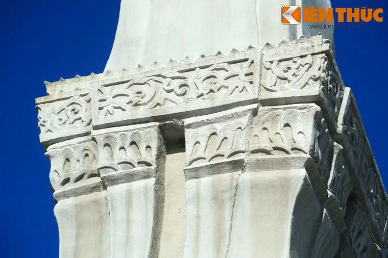 Trong nửa thế kỷ trở lại đây, tháp đã hứng chịu nhiều sự phá hủy nặng nề. Đó là vào năm 1965, máy bay Mỹ bắn phá đã phá hỏng đỉnh tháp và năm 1983 động đất làm tháp bị nứt dọc, bong tróc bề mặt, hỏng nhiều hoa văn.