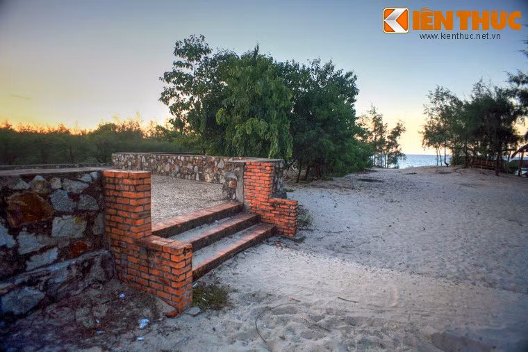 Vào tháng 4/2001 tại điễm khai thác quặng titan số 3 trên bờ biễn xã Phú Diên, một nhóm công nhân của Xí nghiệp Titan II đã tình cờ phát hiện một công trình kiến trúc độc đáo bằng gạch nằm sâu dưới lòng cát. Việc tiến hành khai quật chính thức được thực hiện vào tháng 9 cùng năm.