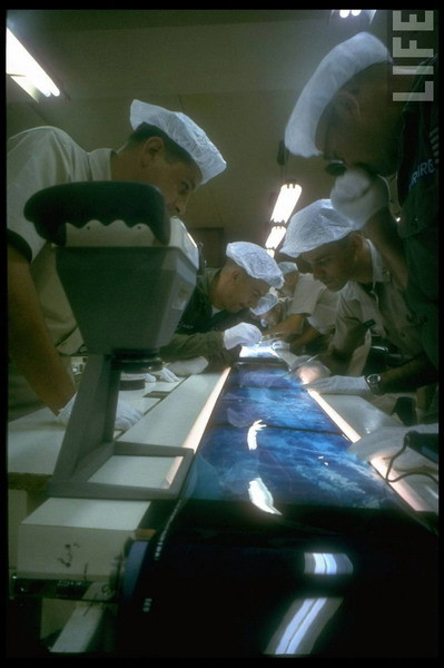 Các chuyên gia không quân Mỹ tại Tân Sơn Nhất phân tích hình ảnh chụp ban đêm trong các chuyến bay trinh sát.