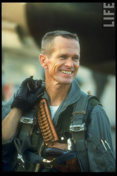 Đội trưởng Clint Queen, người chỉ huy một chiếc F-4C Phantom chuẩn bị đạn dược trước khi tiến hành một vụ không kích.