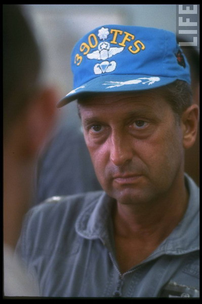 Trung tá Jack Bellamy, người chỉ huy Đội máy bay chiến thuật số 390.