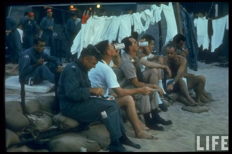 Phi công chiến đấu Mỹ nghỉ ngơi với những lon bia Budweiser sau khi thực hiện nhiệm vụ.