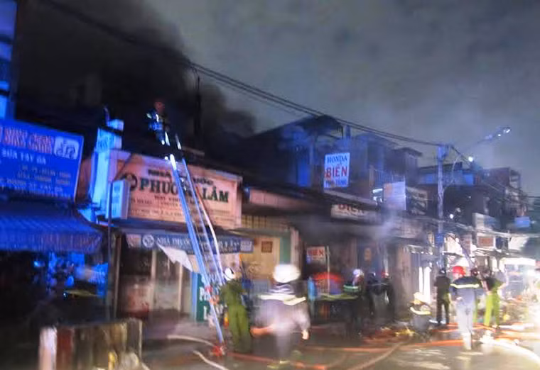 21h ngày 6/11, sau gần 4 giờ lực lượng cảnh sát PCCC quận Bình Thạnh (TP HCM) tích cực chữa cháy, khói lửa vẫn tiếp tục bùng phát tại các căn nhà đồng thời là địa điểm kinh doanh mua bán phụ tùng xe máy trên đường Xô Viết Nghệ Tĩnh, phường 26, quận Bình Thạnh.
