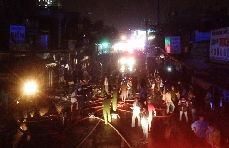 Do bị phong tỏa nên nhiều tuyến đường xung quanh đã xảy ra cảnh hỗn loạn, ùn tắc giao thông nghiêm trọng.