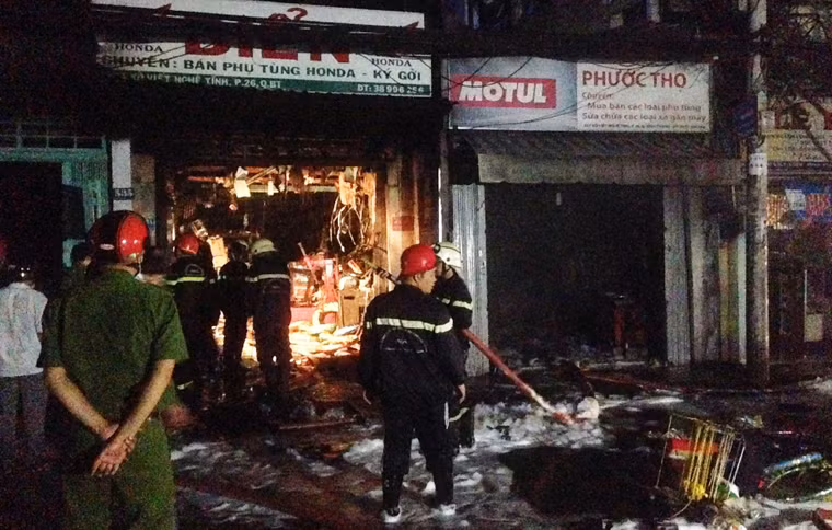 Ông Đặng Minh Nguyên, chủ tịch UBND phường 26 thông tin tại hiện trường cho biết: "Vụ hỏa hoạn xảy ra khoảng 17h15 cùng ngày và điểm xuất phát tại cửa hàng bán phụ tùng xe máy Biển, số 537A...