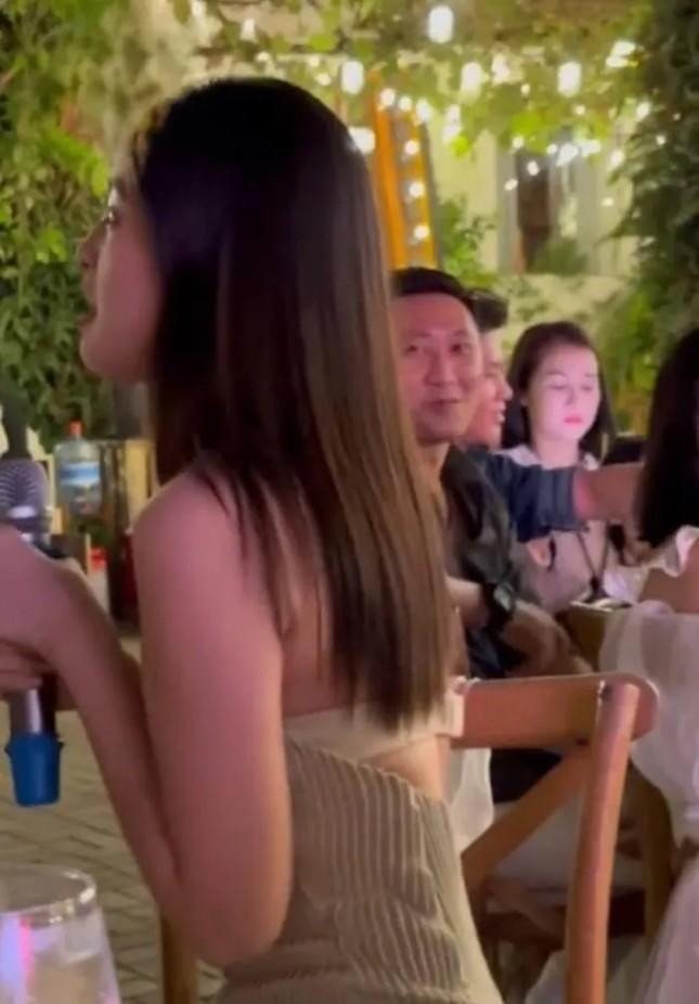 Hoa hau Tieu Vy bi hieu nham vi bo vay co thiet ke la-Hinh-3