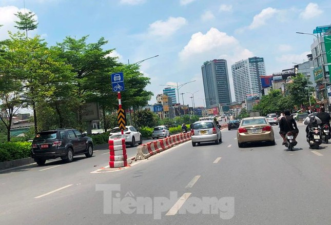 Hai làn xe ô tô sẽ được ngăn cách với làn xe hỗn hợp bằng dải phân cách cứng cưỡng bức.