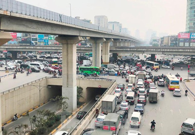 Để cải thiện tình hình giao thông trên đường Nguyễn Trãi, giảm xung đột, va chạm và phát huy hạ tầng được đầu tư đồng bộ, Sở GTVT đề xuất UBND thành phố Hà Nội từ ngày 15/7 đến 30/7 cho thực hiện thí điểm tách dòng phương tiện ô tô, xe máy đi làn riêng. Đoạn thực hiện đầu tiên là từ Ngã Tư Sở đến nút giao hầm Thanh Xuân dài 2,1km.