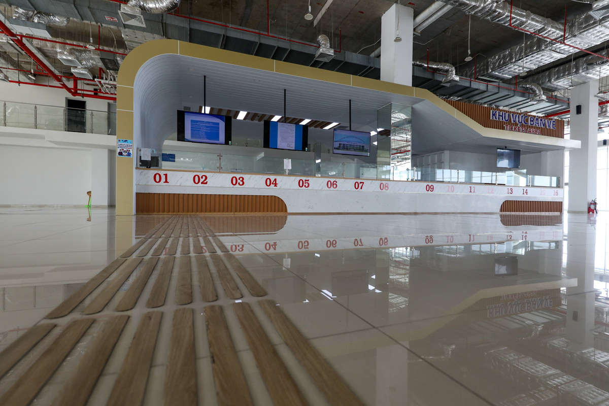 Khu vực bán vé với 16 quầy nhưng không có khách mua, nhân viên cũng ít túc trực ở quầy vé.