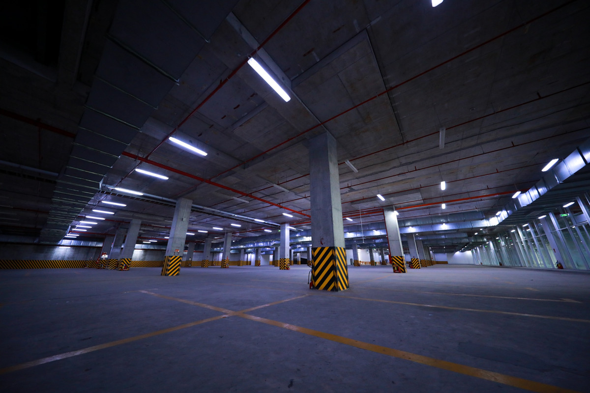 Chiều 22/6, hầm gửi xe rộng hàng nghìn m2 của bến xe mới chỉ có hơn chục xe máy của nhân viên làm việc tại đây.