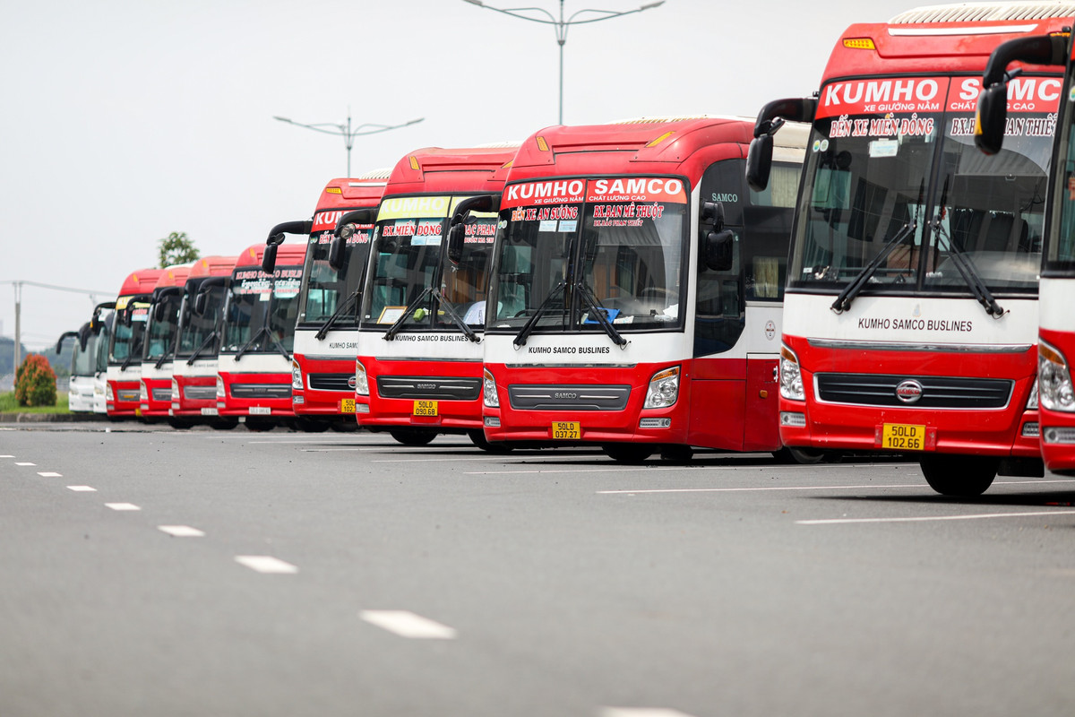 Hàng loạt xe tại bãi đậu nhưng không có khách.