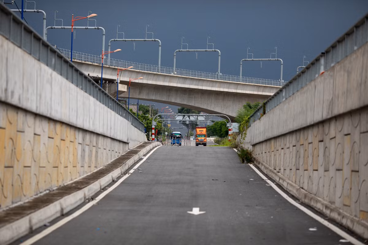 Trong ảnh là dự án hầm chui Bến xe Miền Đông mới trên xa lộ Hà Nội đã cơ bản hoàn thành, nhưng các phương tiện vẫn chưa được phép lưu thông qua đây.