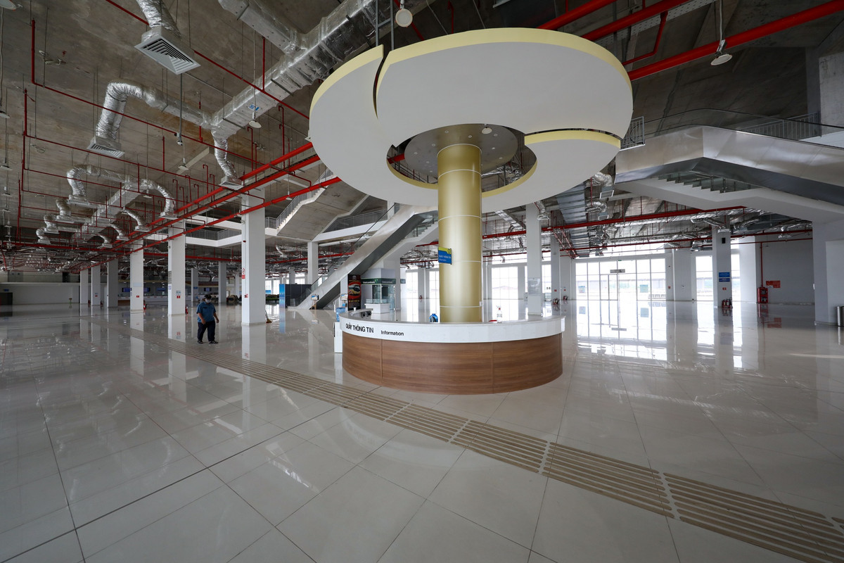 Tại tầng trệt, khu sảnh chờ của bến xe hầu như không có khách, thỉnh thoảng có vài người như bảo vệ, lao công, người hỗ trợ thông tin qua lại.