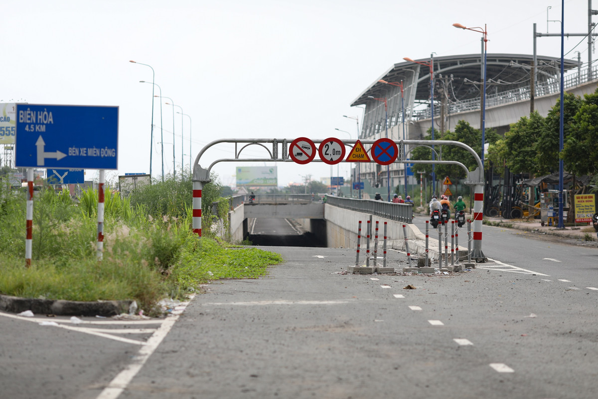 Hiện tại, các công trình phụ trợ, kết nối như cầu vượt, hầm chui và metro vẫn chưa hoàn thành. Đây cũng là một trong những nguyên nhân khiến bến xe này vắng khách.