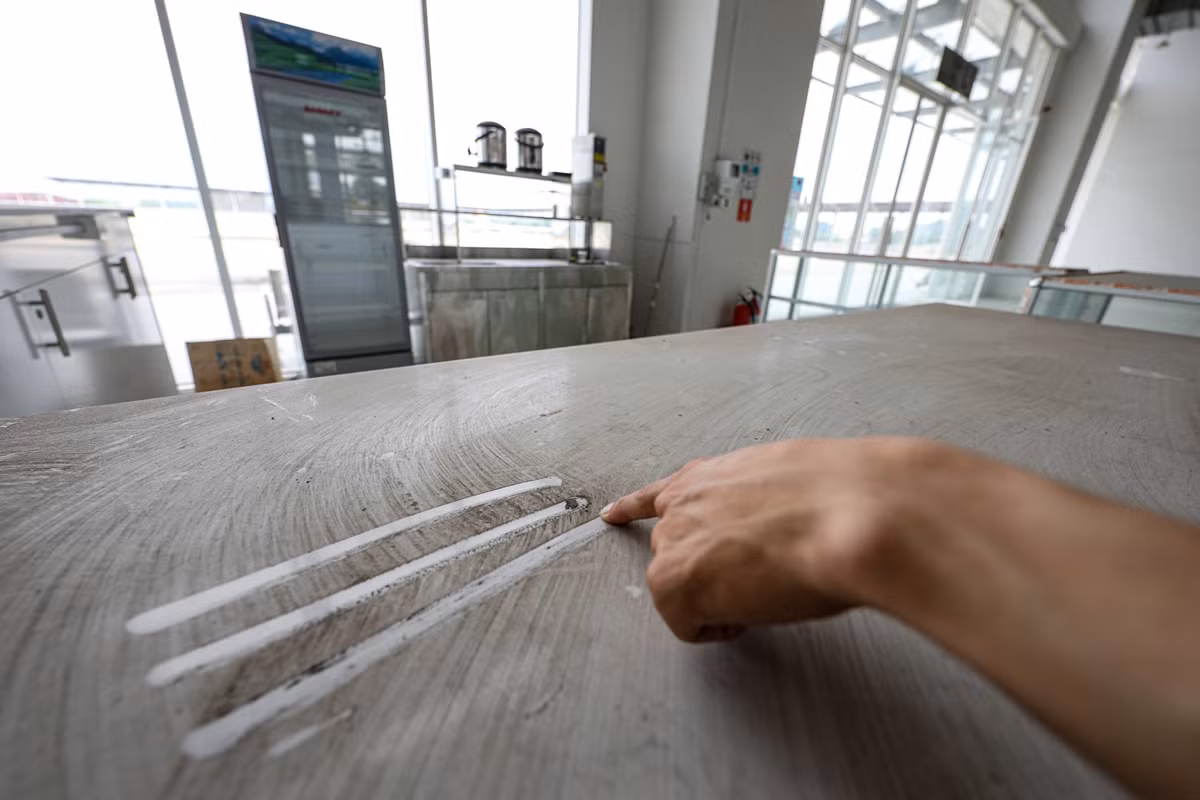 Một gian hàng bán đồ ăn, nước uống trong nhà chờ đã ngưng hoạt động lâu nay.