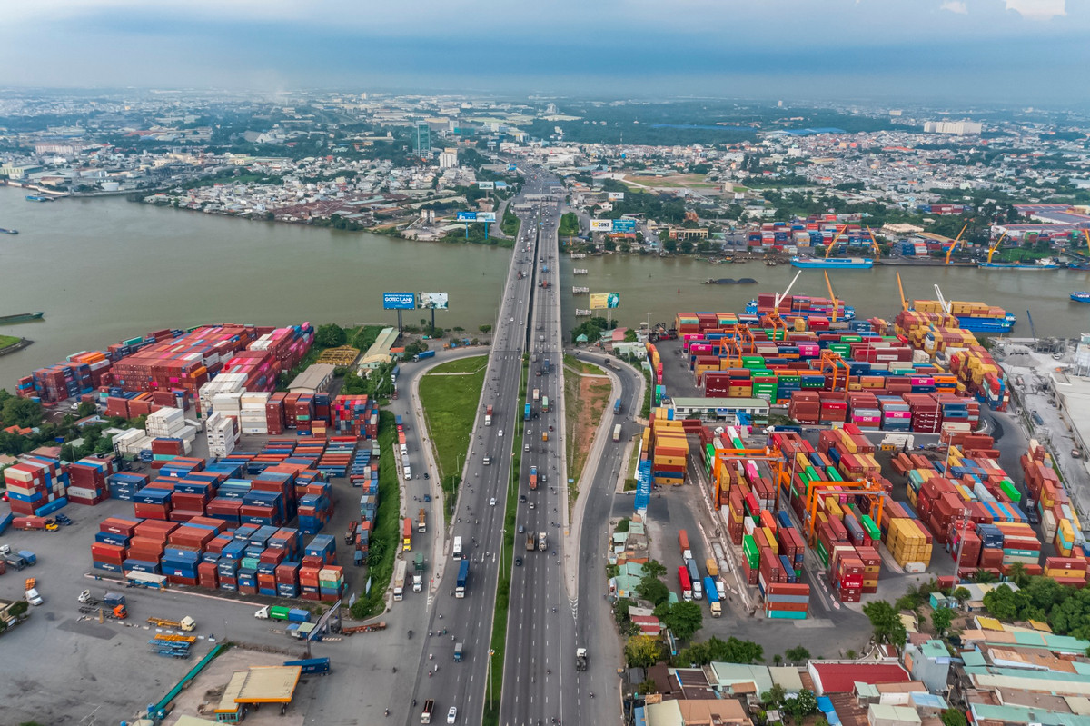 Hạ tầng giao thông vẫn chưa hoàn thiện, người dân muốn đi từ cổng trước bến xe này về phía trung tâm TP.HCM buộc phải chạy tới dạ cầu Đồng Nai cách đó hơn 2 km để quay đầu hoặc phải vòng ra phía sau bến rồi đi đường Hoàng Hữu Nam dài hơn 1 km.