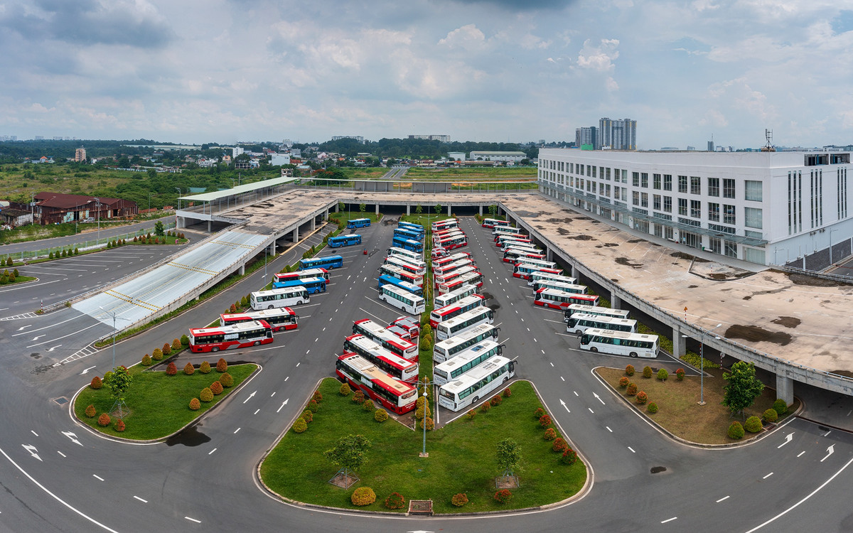 Theo đại diện Bến xe Miền Đông mới, đến nay hai bến xe cũ và mới vẫn trong quá trình di dời thuộc giai đoạn 1. Sau khi các tuyến ở giai đoạn 1 ổn định, sẽ tiếp tục di dời các tuyến khác trong giai đoạn 2. Hiện tại, Bến xe Miền Đông mới có 20 doanh nghiệp đăng ký hoạt động với 18 tuyến đường. Trung bình 9-10 lượt xe xuất bến hàng ngày, mỗi lượt xe cũng cũng chỉ có vài lượt hành khách.