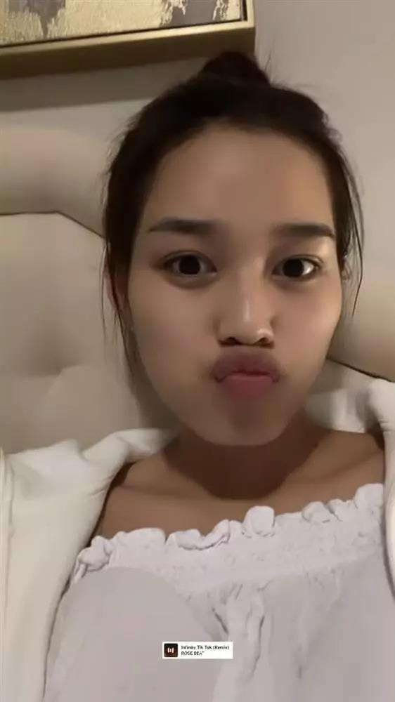 Do Thi Ha lo mat moc khien nguoi xem dung hinh vai giay-Hinh-7