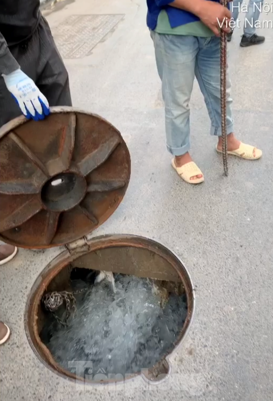 Nước theo đường ống từ hầm bơm chảy ra hệ thống thoát nước chung của thành phố.