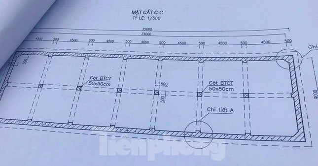 Bản vẽ kỹ thuật mặt cắt đứng lòng hầm chứa nước, vỏ hầm được đúc bê tông cốt thép vĩnh cửu, chống đỡ hệ thống dầm (mặt sân trường THCS Lý Thường Kiệt) bên trên là 6 trụ cột bê tông cốt thép kích thước dày 50x50, cao 6,6 mét.