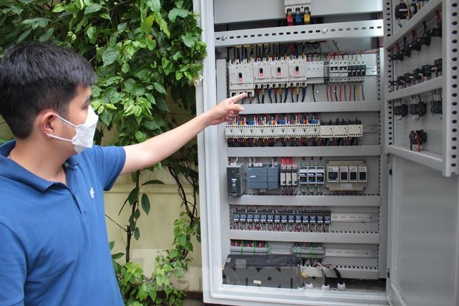 Hệ thống tủ điều khiển vận hành hầm chứa nước, trong đó có hệ thống điều khiển hoạt động của 3 máy bơm được đặt nổi trên vỉa hè phố Nguyễn Khuyến.