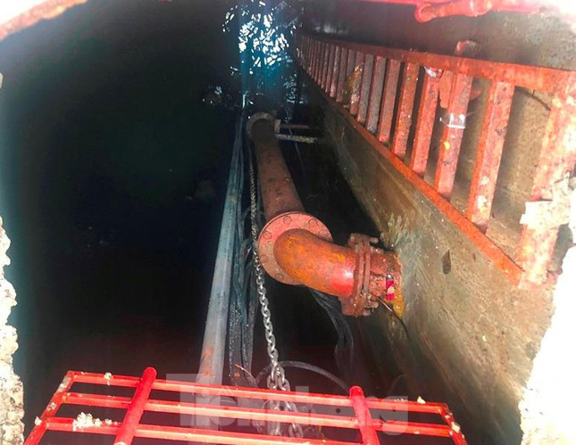 Cầu thang đi xuống và bên trong lòng hầm. Thời điểm nhân viên vận hành hầm mở nắp, bên trong hầm đã được bơm cạn nước.