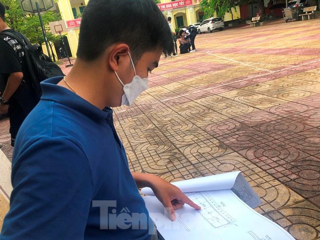 Trao đổi với PV Tiền Phong, ông Khổng Đình Hoan, đại diện Xí nghiệp số 6, Cty Thoát nước Hà Nội cho biết, mỗi khi vận hành, duy tu, bảo dưỡng hầm và máy móc, công nhân kỹ thuật phải lấy sơ đồ ra để xác định các vị trí nằm âm trong hầm hoặc dưới nước.