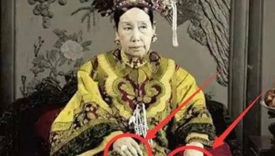 Tai sao cac phi tan trong trieu dai nha Thanh deo mong tay dai?