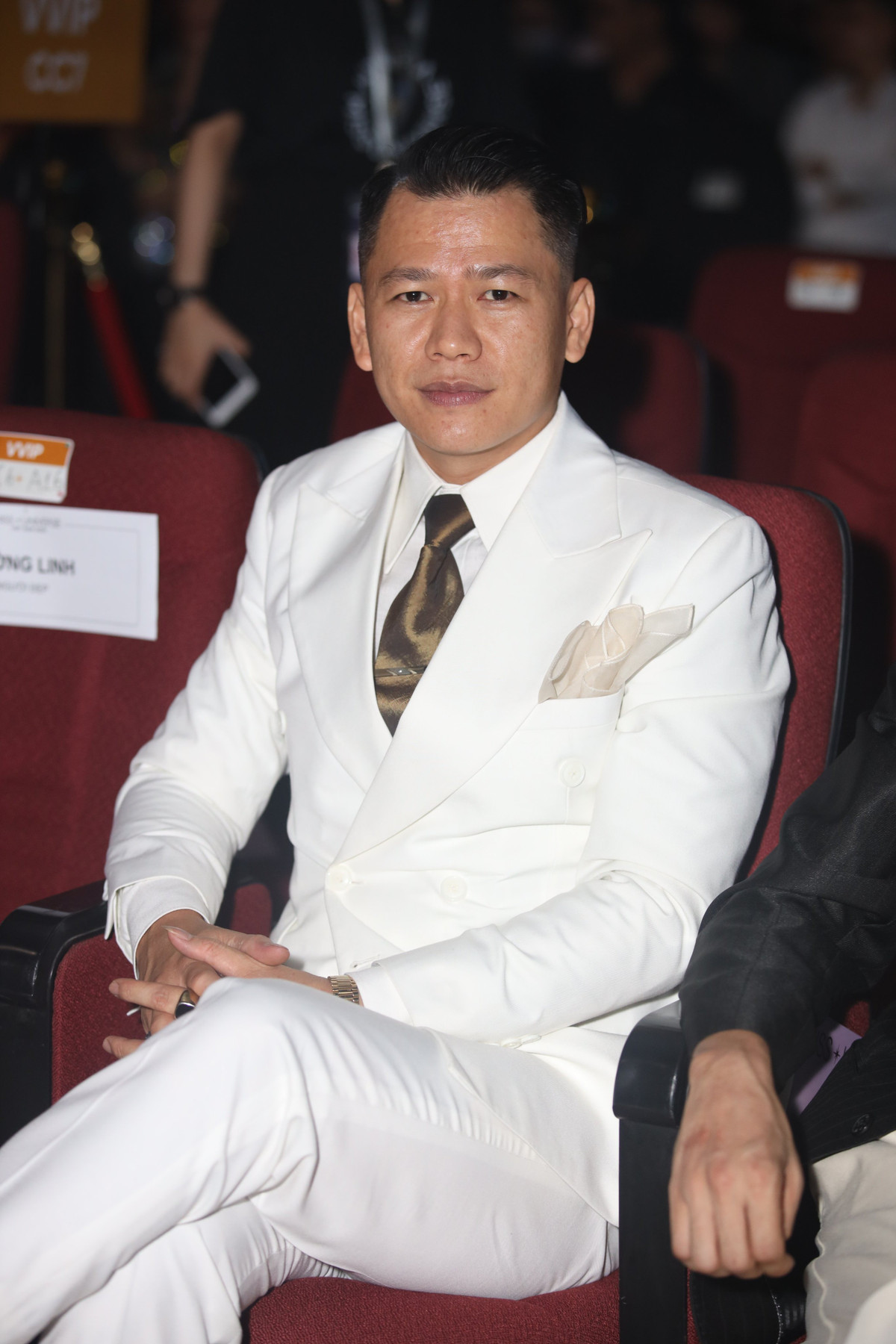 Nhà thiết kế Hoàng Minh Hà mặc suit trắng bảnh bao. Mỹ nhân mặc sexy ở thảm đỏ chung kết Hoa hậu Hoàn vũ Việt Nam Thảm đỏ chung kết Hoa hậu Hoàn vũ Việt Nam 2022 có sự xuất hiện của Khánh Vân, Kim Duyên, Mâu Thủy và nhiều khách mời. 3 giờ trước Siêu mẫu áo tắm Toni Garrn kết hôn Siêu mẫu Victoria's Secret tổ chức lễ cưới thứ hai với tài tử Alex Pettyfer. Năm 2020, vì dịch Covid-19, họ chỉ tiến hành nghi thức cưới xin trong một buổi lễ nhỏ. 19:43 23/6/2022 Hai xuồng cao tốc va chạm khi quay phim ở Hy Lạp Một diễn viên của phim "My Big Fat Greek Wedding 3" bị thương sau vụ va chạm và lật xuồng ở Hy Lạp. 10 giờ trước