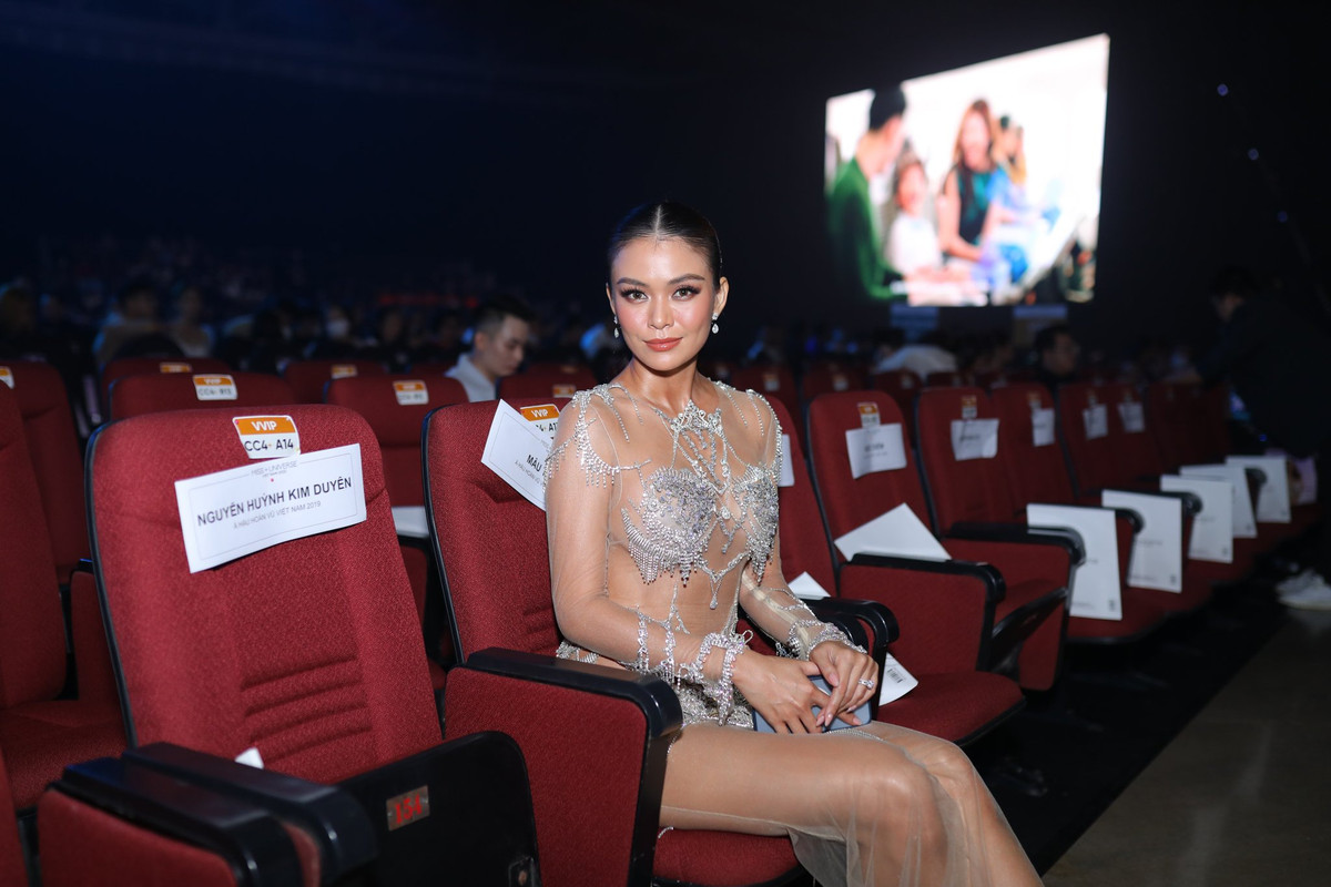 Á hậu Mâu Thủy mặc váy xuyên thấu gợi cảm. Trong cuộc thi năm nay, cô và Á hậu Kim Duyên đảm nhận vai trò huấn luyện viên. Ở vòng bán kết ngày 21/6, người đẹp sinh năm 1992 làm MC dẫn dắt hậu trường.