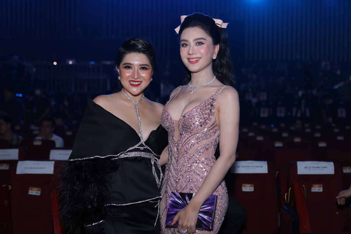 Ca sĩ chuyển giới Lâm Khánh Chi diện váy xẻ ngực. Cô đến ủng hộ tất cả thí sinh, đặc biệt dành sự quan tâm lớn cho thí sinh chuyển giới Đỗ Nhật Hà.