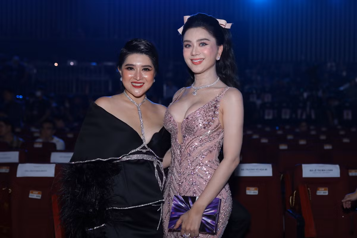 Ca sĩ chuyển giới Lâm Khánh Chi diện váy xẻ ngực. Cô đến ủng hộ tất cả thí sinh, đặc biệt dành sự quan tâm lớn cho thí sinh chuyển giới Đỗ Nhật Hà.