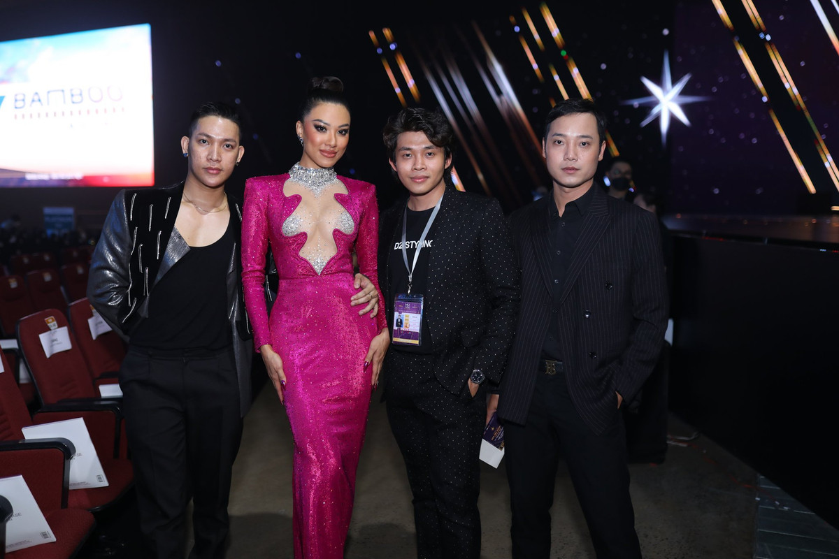 Á hậu Kim Duyên chụp ảnh cùng ê-kíp. Cô đảm nhận vai trò huấn luyện viên trong các vòng ngoài của cuộc thi. Sắp tới, Kim Duyên đại diện Việt Nam tiếp tục tham gia một đấu trường sắc đẹp quốc tế.