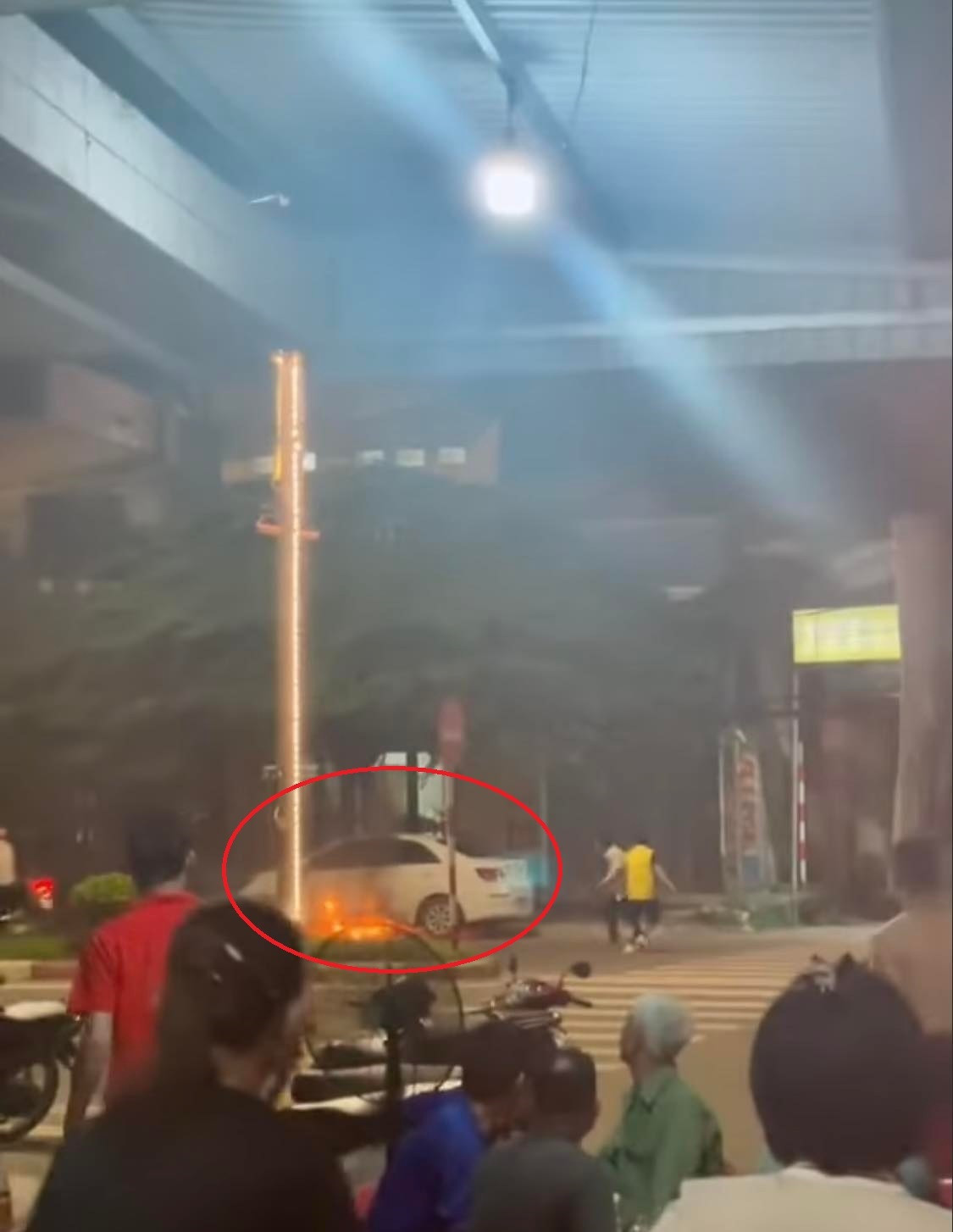 Xe sang boc chay du doi tren duong, ly do cuc ngan ngam-Hinh-2