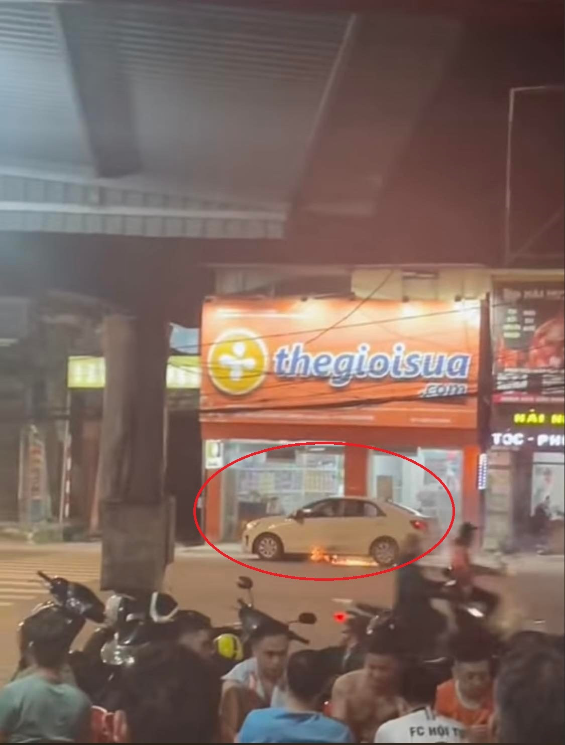 Xe sang boc chay du doi tren duong, ly do cuc ngan ngam