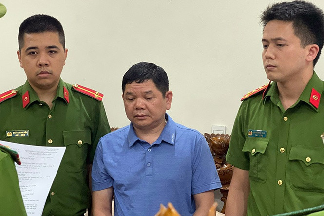 Truong khoa benh vien o Son La bi bat vi nhan tien tu Viet A