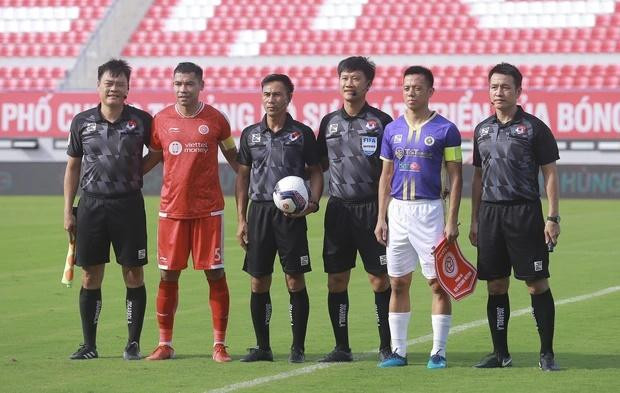 ăn Thiết và Văn Quyết làm đội trưởng, hai đội trao cờ lưu niệm trước khi bước vào thi đấu