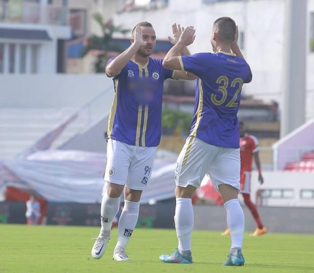 trận đấu giữa Hà Nội và Viettel, CLB Hà Nội hoàn toàn làm chủ thế trận. Bàn thắng đến ngay phút thứ 2 nhờ pha lập công của Siladi