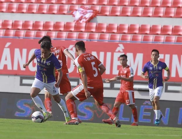 iền vệ Vũ Minh Tuấn đi bóng giữa dàn cầu thủ Viettel. Hết hiệp 1 Hà Nội dẫn trước 2-0 nhờ cú đúp của Siladi