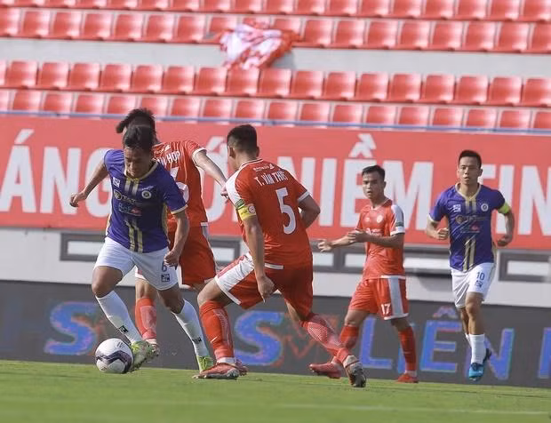 Tiền vệ Vũ Minh Tuấn đi bóng giữa dàn cầu thủ Viettel. Hết hiệp 1 Hà Nội dẫn trước 2-0 nhờ cú đúp của Siladi