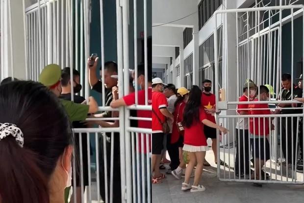uy nhiên, an ninh tại sân yêu cầu khán giả mặc áo đỏ mới được vào sân. Tiến Dũng cũng không ngoại lệ, sau một thời gian giải thích, Dũng vẫn phải đi mua áo đỏ mới được vào khán đài