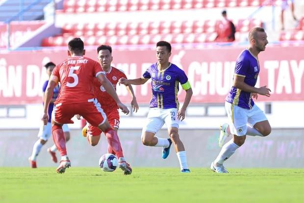 iệp 1, Hà Nội là đội chủ đội tấn công khiến cho khung thành của Quàng Thế Tài luôn gặp khó khăn