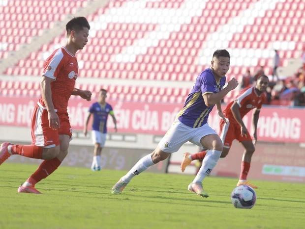ậu vệ Văn Tới vất vả phòng ngự